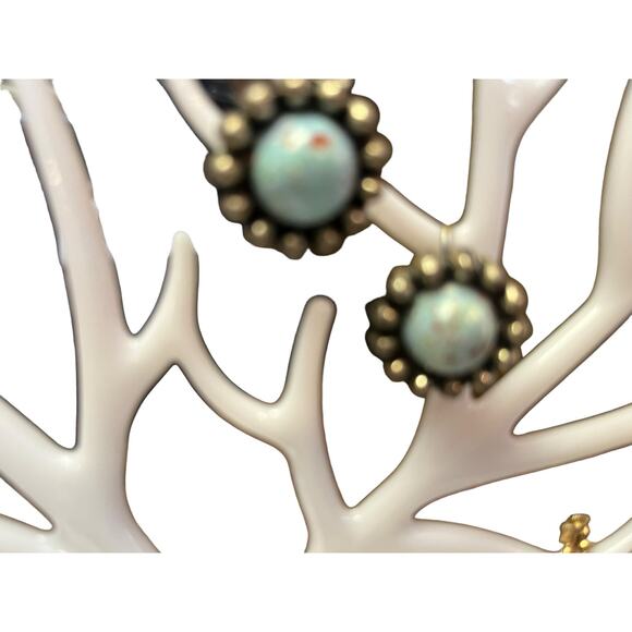 Set of 3 Vintage Screw Back Earrings - Picture 3 of 5